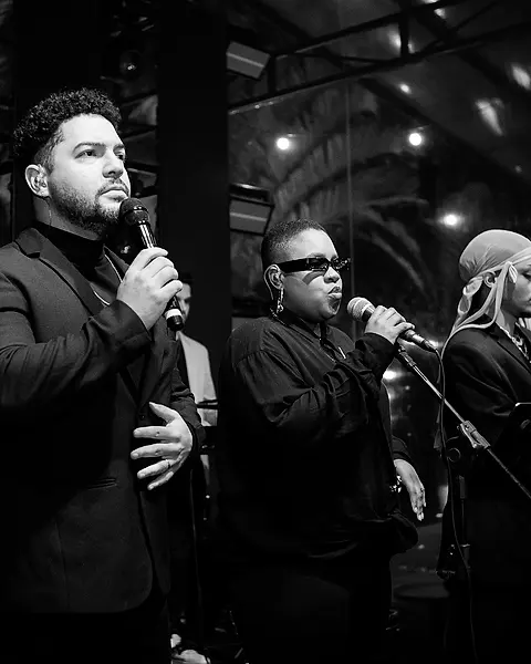 As três vozes da Black SP cantando juntas numa festa de casamento