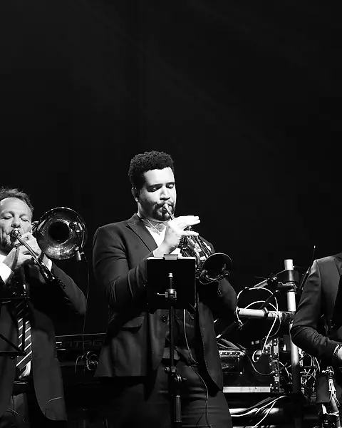 O trio de metais da Black SP, de terno, tocando trombone, trompete e saxofone