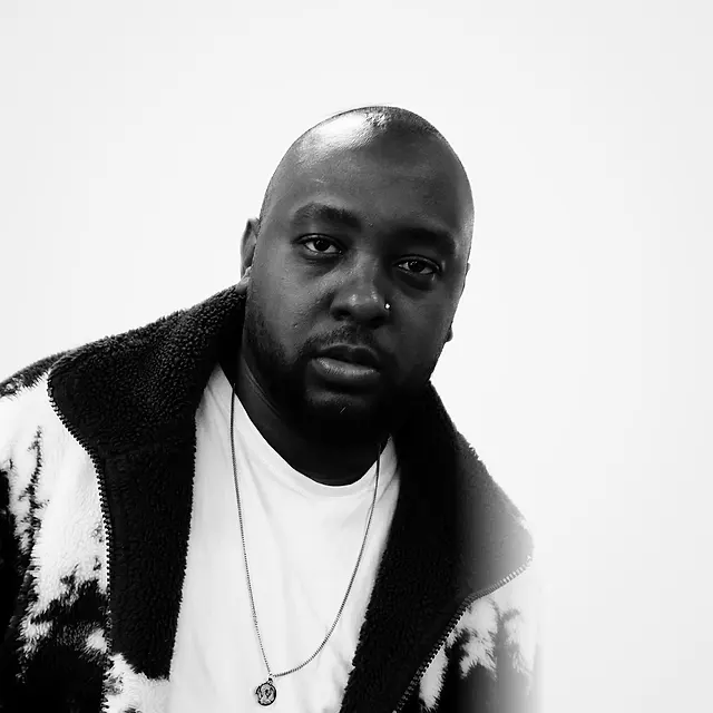 Wellington, baterista da Black SP, rindo com a mão no queixo