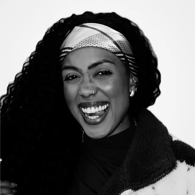 Carol, cantora e idealizadora da Black SP, sorrindo