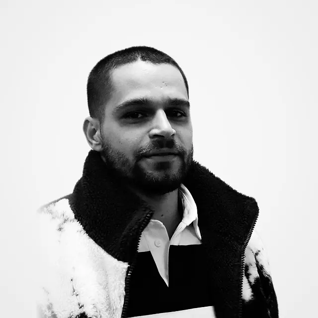 Jonatas, tecladista da Black SP, de barba e jaqueta